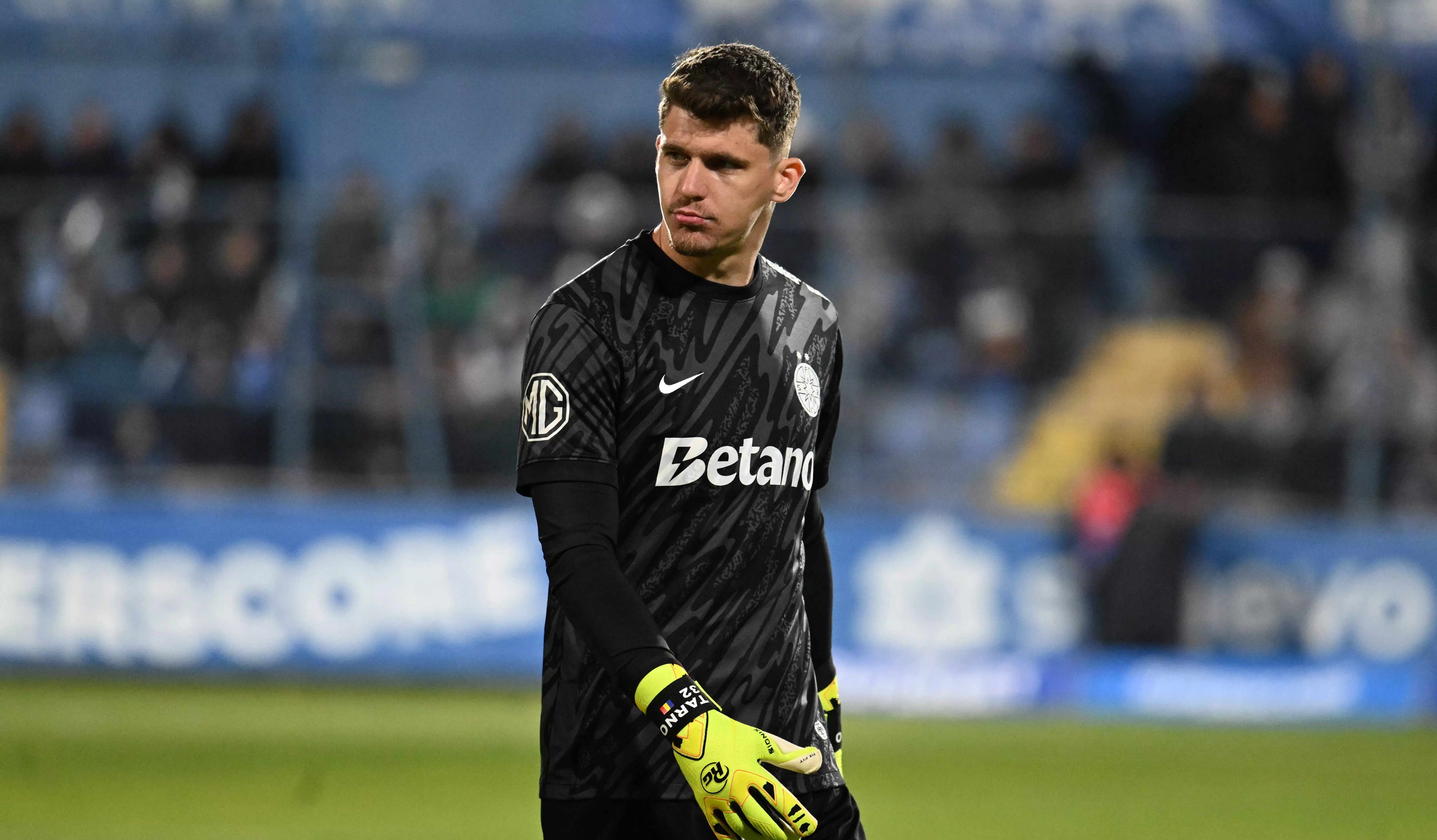 Motivul pentru care FCSB îi refuză plecarea lui Ștefan Târnovanu! Un alt jucător îi poate părăsi pe roș-albaștri